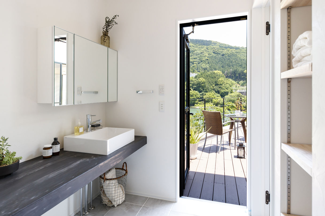 KASHII DESIGN HOME / 香椎建設 【2000～2499万円/二階リビング/バルコニー】目の前の大自然を独り占め。アウトドアを楽しむ眺望のいい家の建築実例画像8