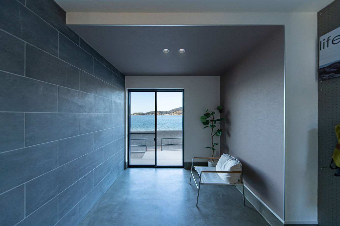 KASHII DESIGN HOME / 香椎建設 【間取り図有/二階リビング/3LDK＋土間スペース】　非日常のホテルライクな住まい。憧れのSEASIDE LIFEの建築実例画像4