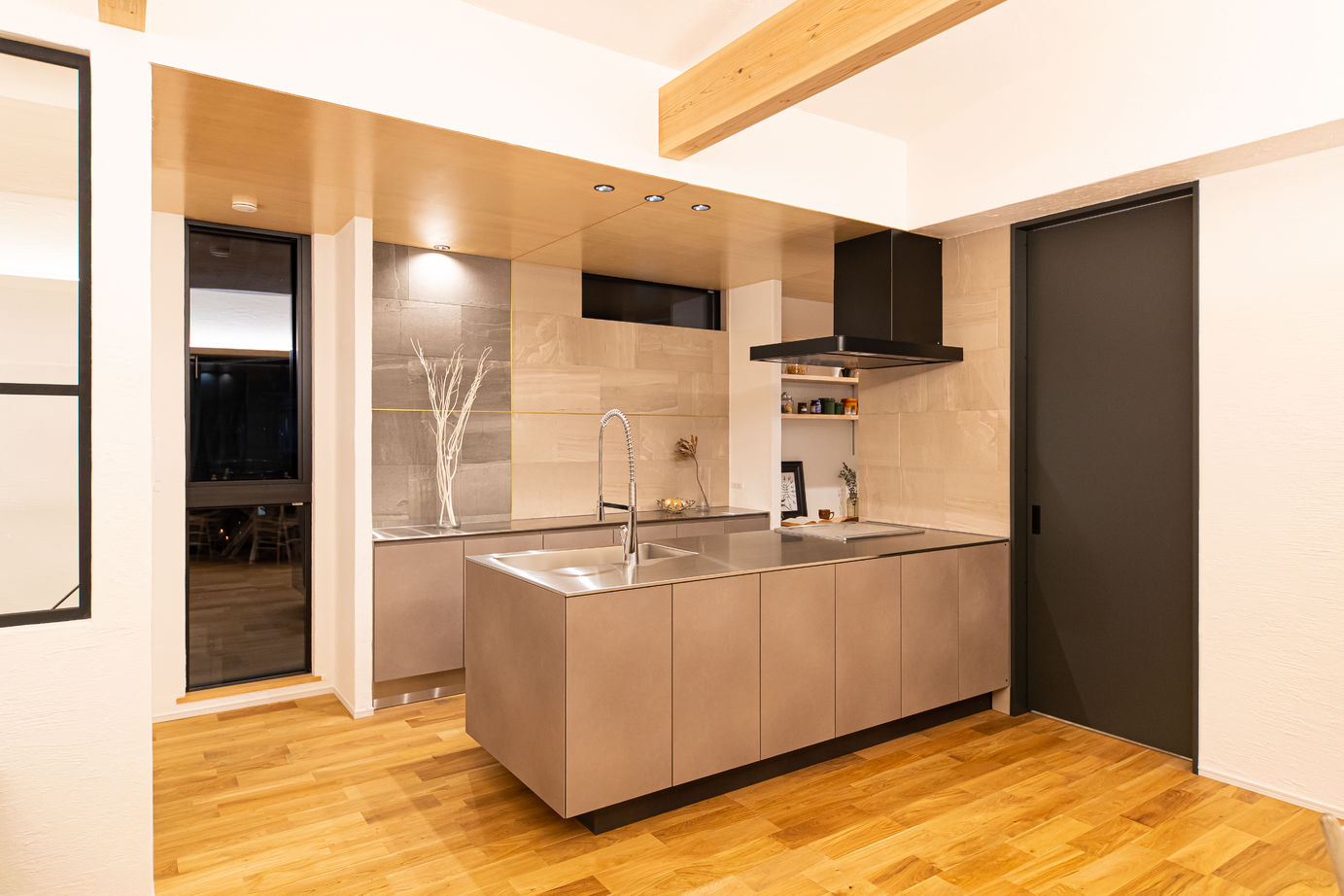 KASHII DESIGN HOME / 香椎建設 【間取り図有/二階リビング/3LDK＋土間スペース】　非日常のホテルライクな住まい。憧れのSEASIDE LIFEの建築実例画像6