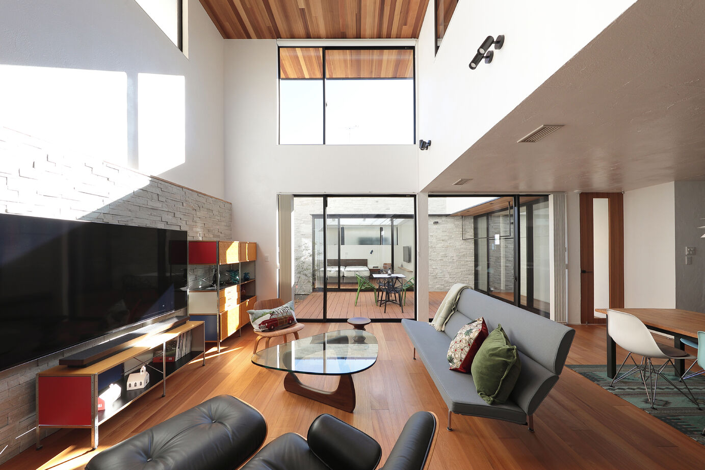 マスケン 【中庭あり/50.9坪/4,000万円～】ガレージ・ＬＤＫ・中庭・寝室。４空間がつながるコートハウスの建築実例画像8