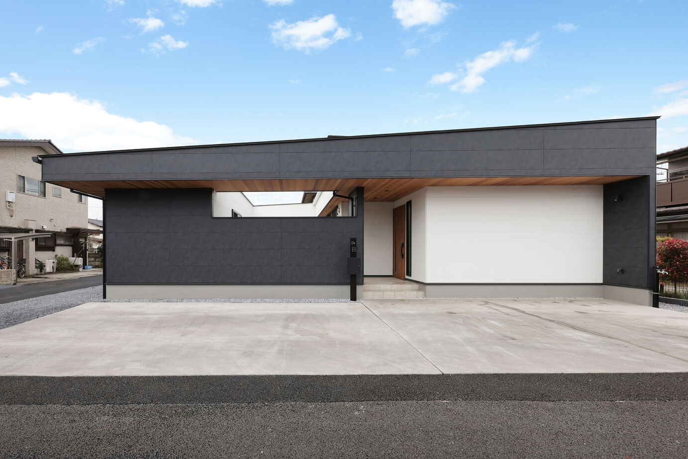 マスケン 【中庭あり/コの字型/40,2坪/2,500～2,999万円】中庭のある憩いの邸宅の建築実例画像1