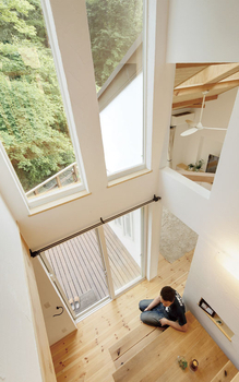 リブート 【秦野市｜2人暮らし｜ウッドデッキ】大きな窓で森の中にいるような開放感 こだわりのキッチンがある家の建築実例画像2