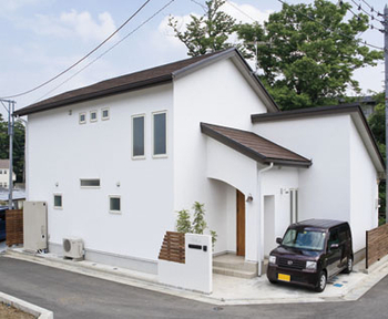 リブート 【秦野市｜2人暮らし｜ウッドデッキ】大きな窓で森の中にいるような開放感 こだわりのキッチンがある家の建築実例画像4