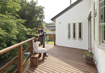 リブート 【秦野市｜2人暮らし｜ウッドデッキ】大きな窓で森の中にいるような開放感 こだわりのキッチンがある家の建築実例画像5