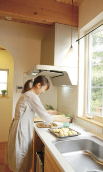 リブート 【秦野市｜2人暮らし｜ウッドデッキ】大きな窓で森の中にいるような開放感 こだわりのキッチンがある家の建築実例画像8