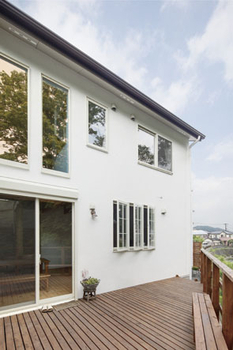 リブート 【秦野市｜2人暮らし｜ウッドデッキ】大きな窓で森の中にいるような開放感 こだわりのキッチンがある家の建築実例画像10