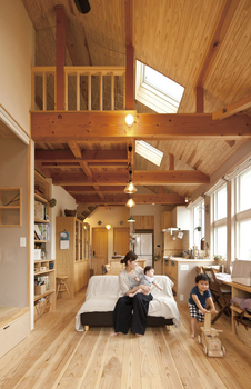 リブート 【葉山町｜2階リビング｜2LDK｜土間】緑を楽しみながら家事を楽しむ 無垢材の香りがする住まいの建築実例画像