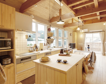 リブート 【葉山町｜2階リビング｜2LDK｜土間】緑を楽しみながら家事を楽しむ 無垢材の香りがする住まいの建築実例画像2