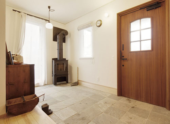 リブート 【葉山町｜2階リビング｜2LDK｜土間】緑を楽しみながら家事を楽しむ 無垢材の香りがする住まいの建築実例画像4