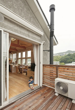 リブート 【葉山町｜2階リビング｜2LDK｜土間】緑を楽しみながら家事を楽しむ 無垢材の香りがする住まいの建築実例画像5