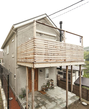 リブート 【葉山町｜2階リビング｜2LDK｜土間】緑を楽しみながら家事を楽しむ 無垢材の香りがする住まいの建築実例画像6