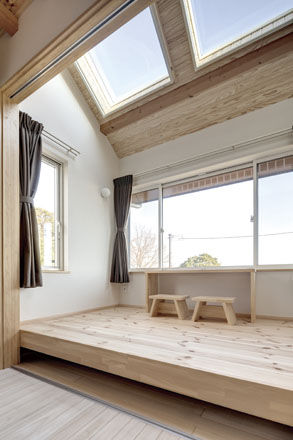 リブート 【秦野市｜4人家族｜3LDK】天窓や小上がりとワクワクいっぱい キッチンに家族が集まる住まいの建築実例画像3