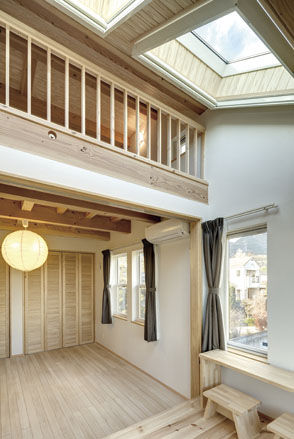 リブート 【秦野市｜4人家族｜3LDK】天窓や小上がりとワクワクいっぱい キッチンに家族が集まる住まいの建築実例画像4