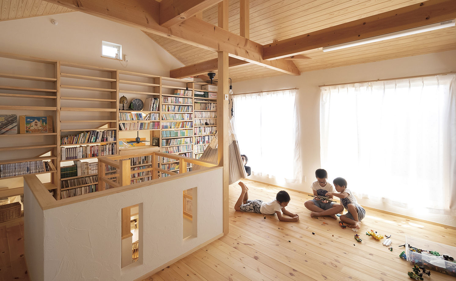 リブート 【横浜市｜子ども3人｜2LDK｜太陽光パネル】壁一面の本棚が圧巻。木の香り溢れ遊び心のあるエコハウスの建築実例画像2