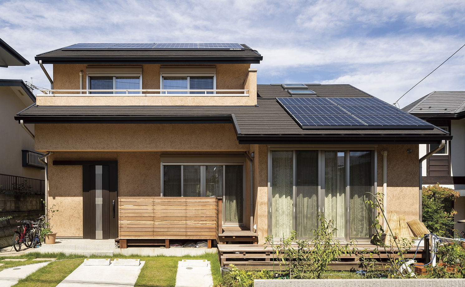 リブート 【横浜市｜子ども3人｜2LDK｜太陽光パネル】壁一面の本棚が圧巻。木の香り溢れ遊び心のあるエコハウスの建築実例画像3