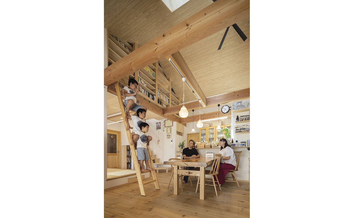 リブート 【横浜市｜子ども3人｜2LDK｜太陽光パネル】壁一面の本棚が圧巻。木の香り溢れ遊び心のあるエコハウスの建築実例画像4