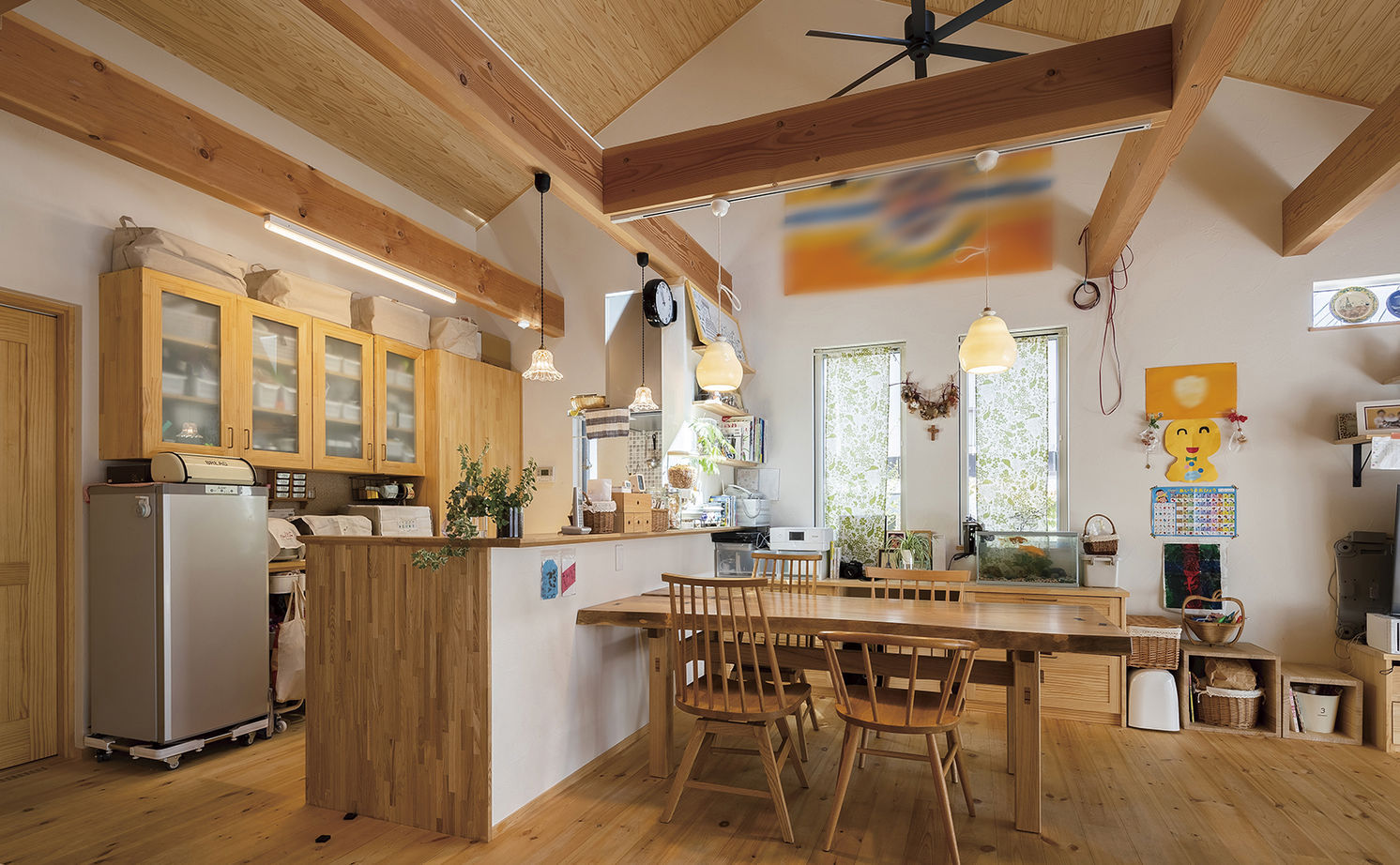 リブート 【横浜市｜子ども3人｜2LDK｜太陽光パネル】壁一面の本棚が圧巻。木の香り溢れ遊び心のあるエコハウスの建築実例画像5