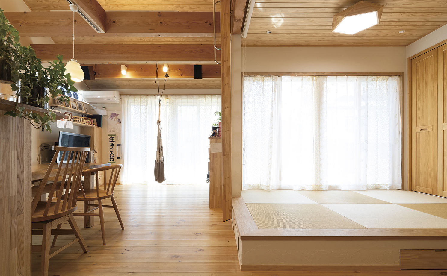 リブート 【横浜市｜子ども3人｜2LDK｜太陽光パネル】壁一面の本棚が圧巻。木の香り溢れ遊び心のあるエコハウスの建築実例画像6