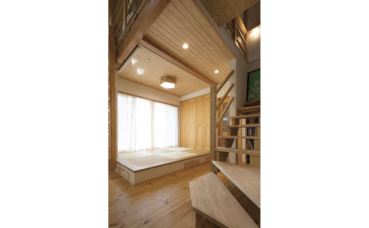 リブート 【横浜市｜子ども3人｜2LDK｜太陽光パネル】壁一面の本棚が圧巻。木の香り溢れ遊び心のあるエコハウスの建築実例画像7