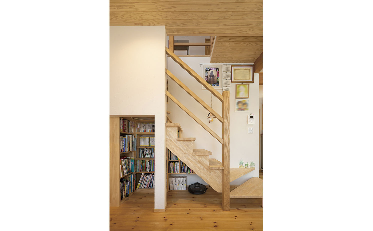リブート 【横浜市｜子ども3人｜2LDK｜太陽光パネル】壁一面の本棚が圧巻。木の香り溢れ遊び心のあるエコハウスの建築実例画像8