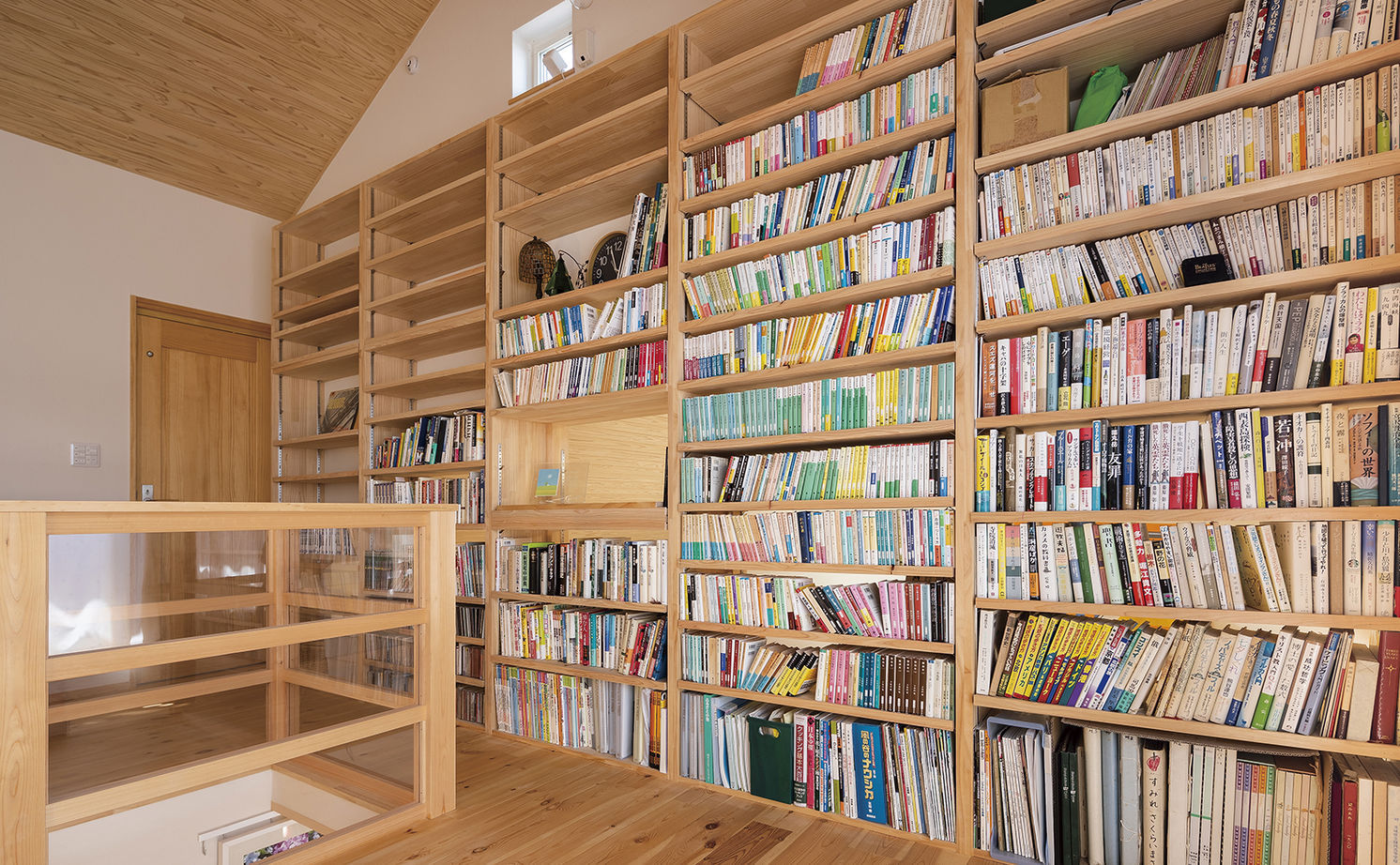 リブート 【横浜市｜子ども3人｜2LDK｜太陽光パネル】壁一面の本棚が圧巻。木の香り溢れ遊び心のあるエコハウスの建築実例画像9