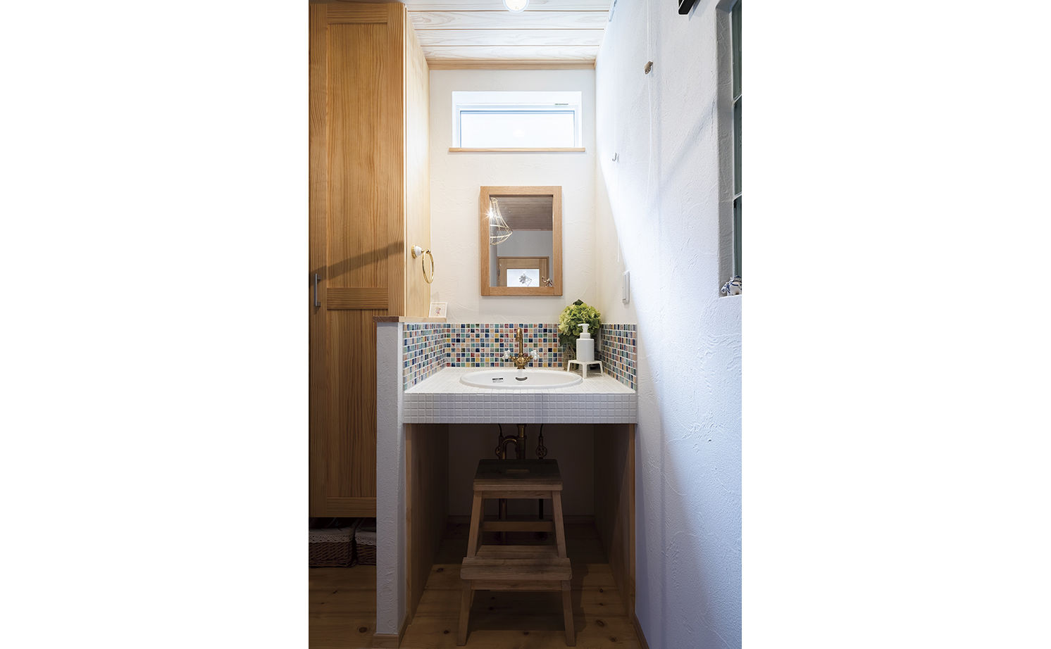 リブート 【横浜市｜子ども3人｜2LDK｜太陽光パネル】壁一面の本棚が圧巻。木の香り溢れ遊び心のあるエコハウスの建築実例画像10