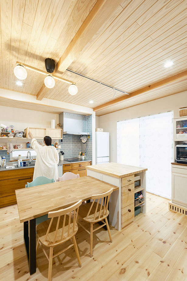リブート 【綾瀬市｜2LDK+S｜4人家族】ヌックやパントリー、造作家具まで！家事ラクにとことんこだわった木の住まいの建築実例画像3