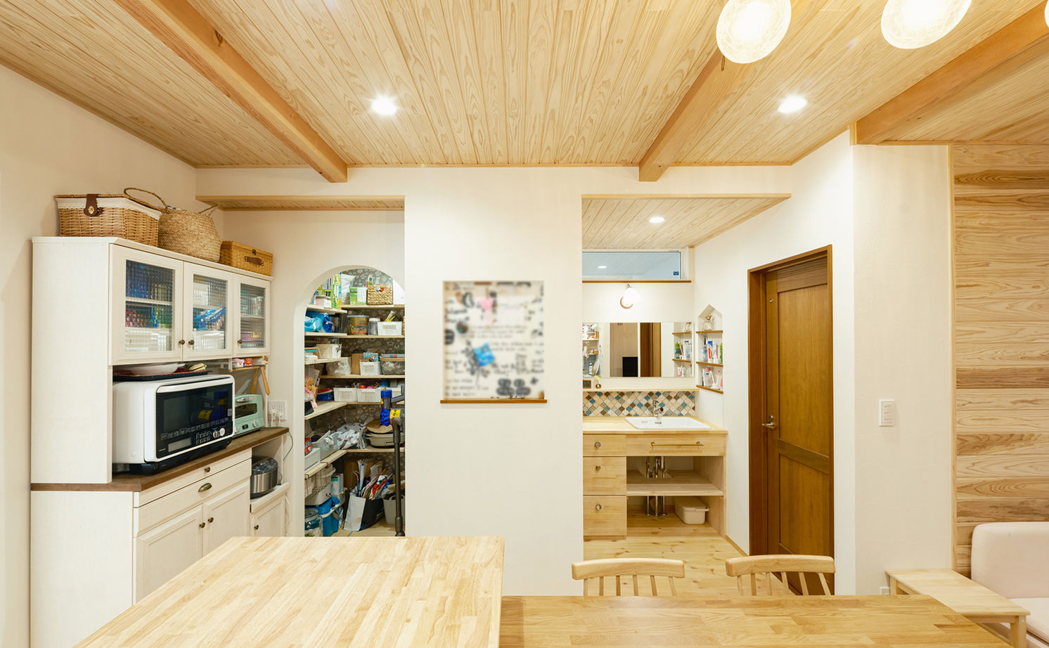 リブート 【綾瀬市｜2LDK+S｜4人家族】ヌックやパントリー、造作家具まで！家事ラクにとことんこだわった木の住まいの建築実例画像5