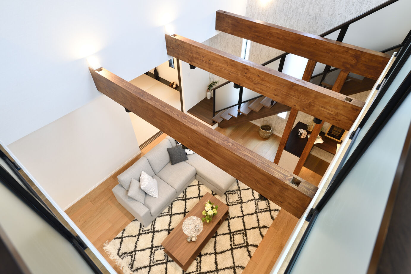 匠建枚方 【枚方市/吹抜け】アイランドキッチンでお料理も弾む、大空間LDKのある家の建築実例画像3