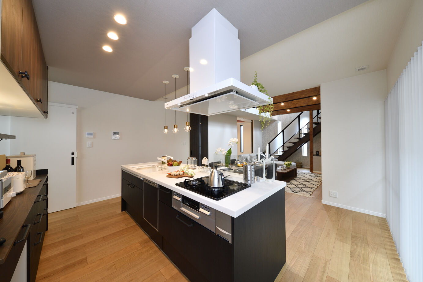 匠建枚方 【枚方市/吹抜け】アイランドキッチンでお料理も弾む、大空間LDKのある家の建築実例画像4