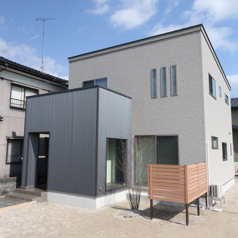 デキノヤホーム 【2000万円台／4LDK+サンルーム／スキップフロア】洋と和の世界が広がる、木を贅沢に使った心地よい住まいの建築実例画像1