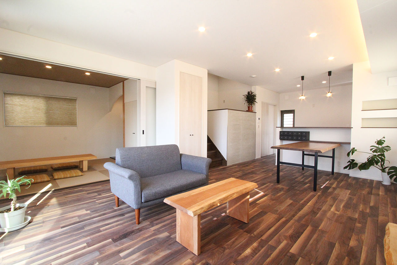 デキノヤホーム 【2000万円台／4LDK+サンルーム／スキップフロア】洋と和の世界が広がる、木を贅沢に使った心地よい住まいの建築実例画像2