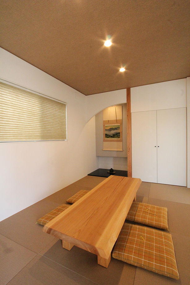 デキノヤホーム 【2000万円台／4LDK+サンルーム／スキップフロア】洋と和の世界が広がる、木を贅沢に使った心地よい住まいの建築実例画像4