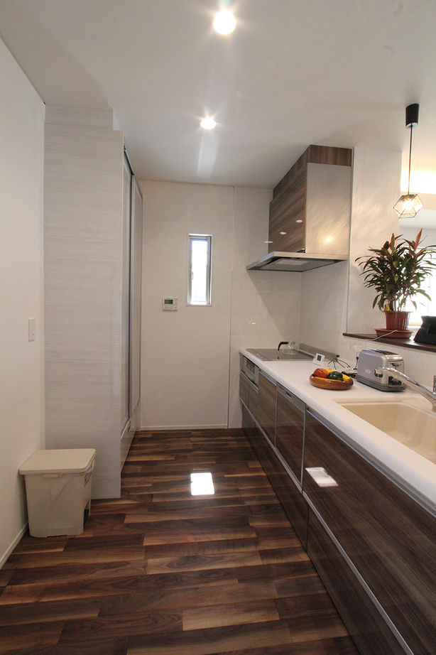 デキノヤホーム 【2000万円台／4LDK+サンルーム／スキップフロア】洋と和の世界が広がる、木を贅沢に使った心地よい住まいの建築実例画像5