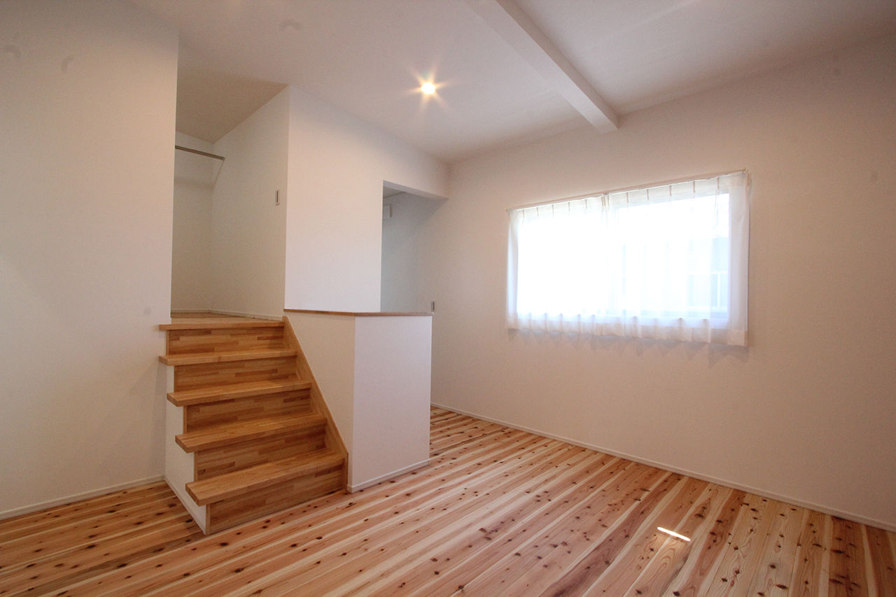 デキノヤホーム 【2000万円台／4LDK+サンルーム／スキップフロア】洋と和の世界が広がる、木を贅沢に使った心地よい住まいの建築実例画像8