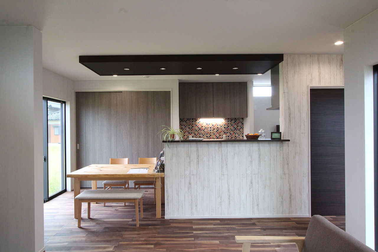 デキノヤホーム 【3000万円台/4LDK+中庭/ガレージ】バーベキューを楽しむなどライフスタイルが広がる中庭のある住まいの建築実例画像2