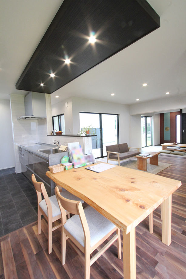 デキノヤホーム 【3000万円台/4LDK+中庭/ガレージ】バーベキューを楽しむなどライフスタイルが広がる中庭のある住まいの建築実例画像3