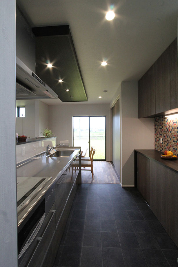 デキノヤホーム 【3000万円台/4LDK+中庭/ガレージ】バーベキューを楽しむなどライフスタイルが広がる中庭のある住まいの建築実例画像4