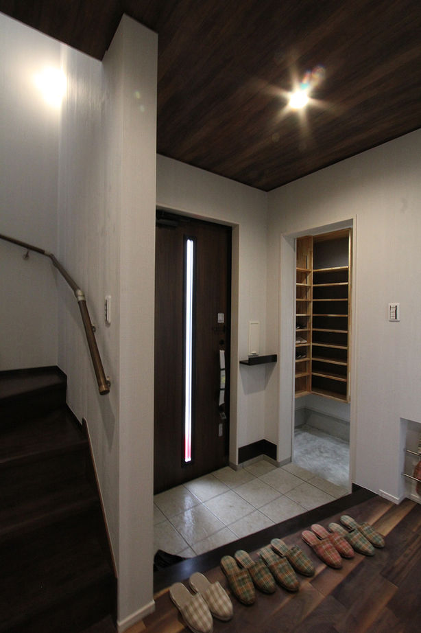 デキノヤホーム 【3000万円台/4LDK+中庭/ガレージ】バーベキューを楽しむなどライフスタイルが広がる中庭のある住まいの建築実例画像5