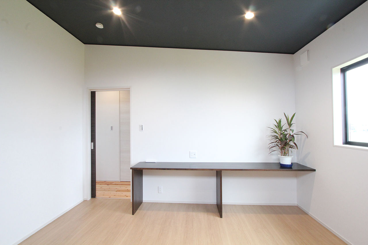 デキノヤホーム 【3000万円台/4LDK+中庭/ガレージ】バーベキューを楽しむなどライフスタイルが広がる中庭のある住まいの建築実例画像9