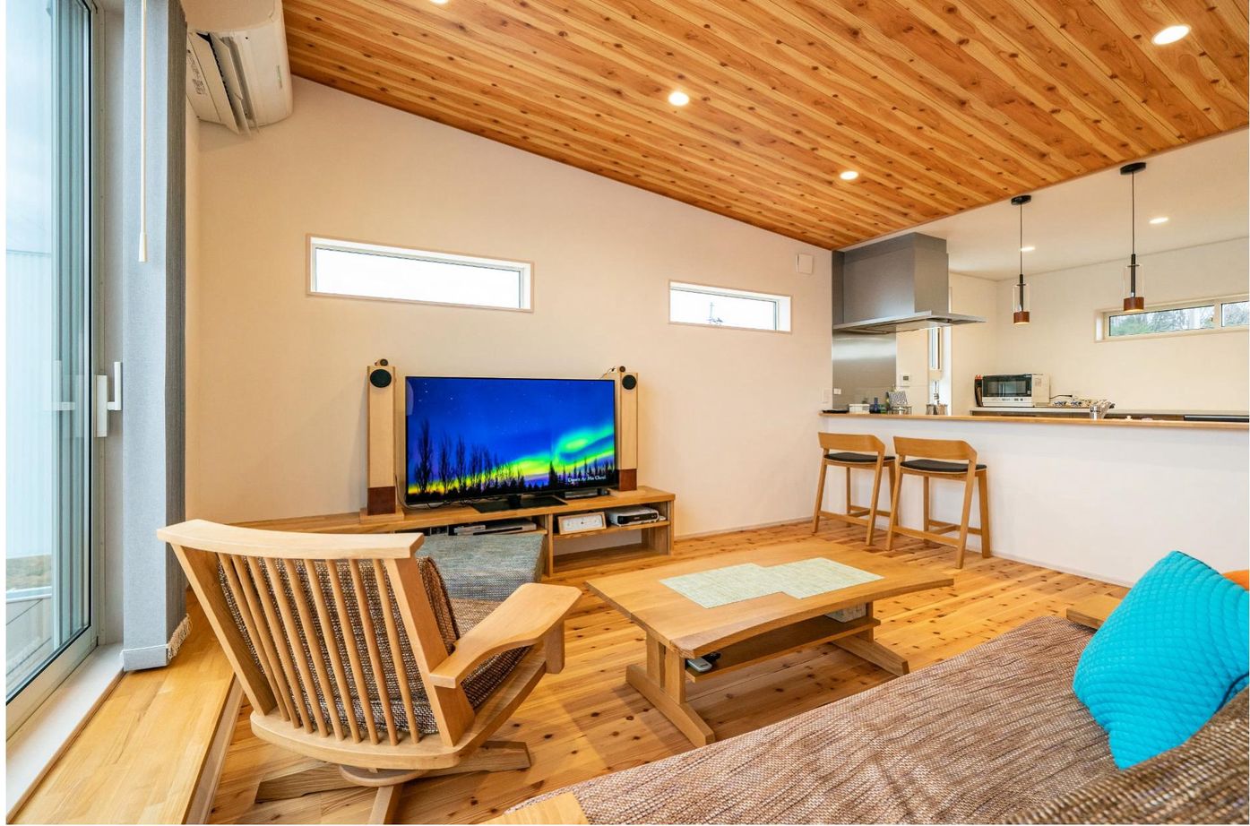 デキノヤホーム 【小矢部市/2LDK/43坪】開放感あふれる2階リビング＆屋上テラスの建築実例画像2