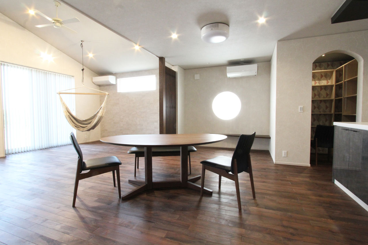 デキノヤホーム 【4000万円台/60坪/4LDK+スキップフロア/サンルーム】ブラックウォールナットの無垢材を使用した上質な家の建築実例画像2