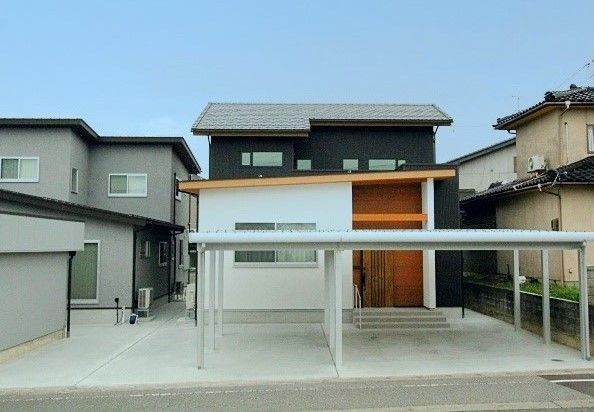 デキノヤホーム 【高岡市/4LDK/41.2坪/間取り図あり】シャキッとしたベースに少し「かわいい」が入ったお家の建築実例画像1