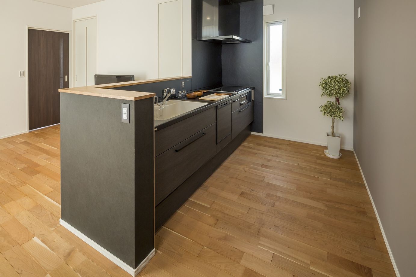 デキノヤホーム 【2,000万円台前半/富山市/32.9坪/4LDK】『ブラックチェリー×癒×黒色』の建築実例画像3