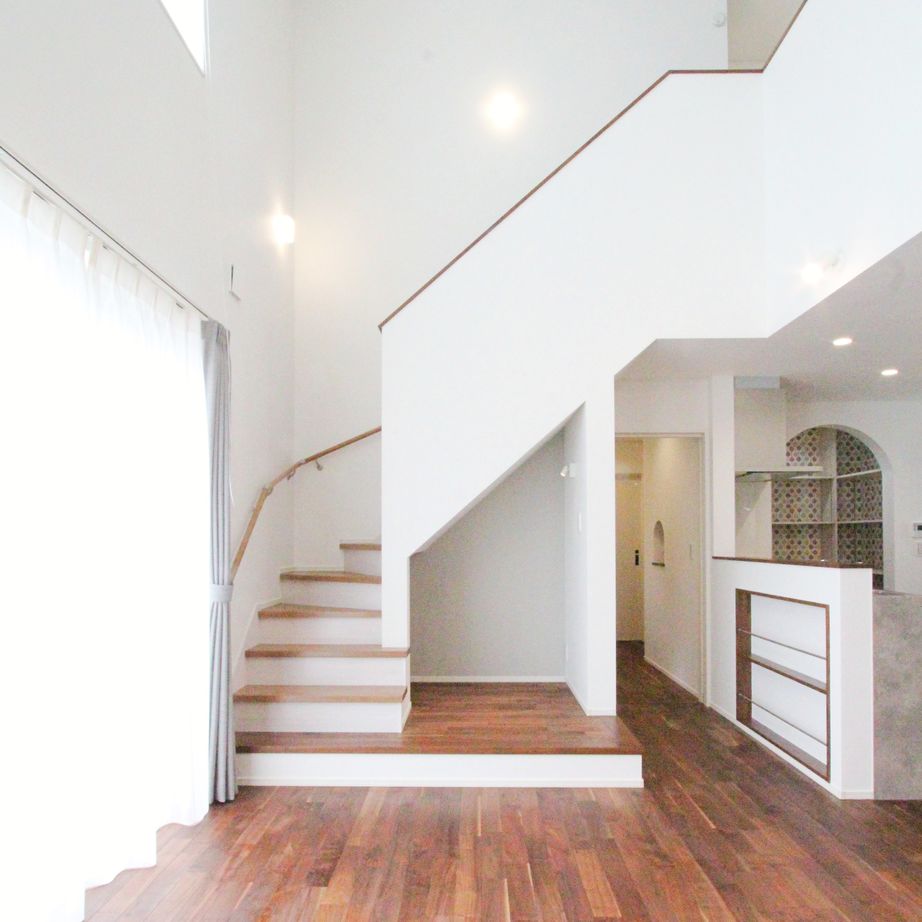 デキノヤホーム 【氷見市/4LDK/36.4坪/吹抜け/間取り図あり】吹抜けで大きな窓から光が差し込む明るい家の建築実例画像1