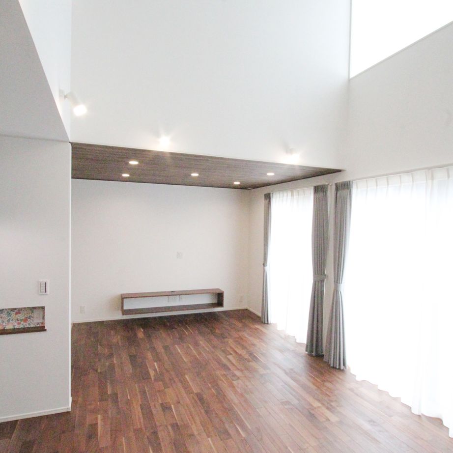 デキノヤホーム 【氷見市/4LDK/36.4坪/吹抜け/間取り図あり】吹抜けで大きな窓から光が差し込む明るい家の建築実例画像3