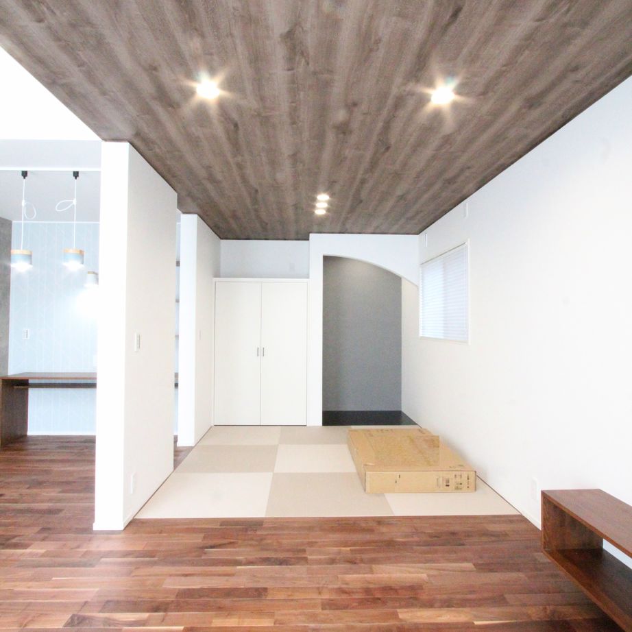 デキノヤホーム 【氷見市/4LDK/36.4坪/吹抜け/間取り図あり】吹抜けで大きな窓から光が差し込む明るい家の建築実例画像4