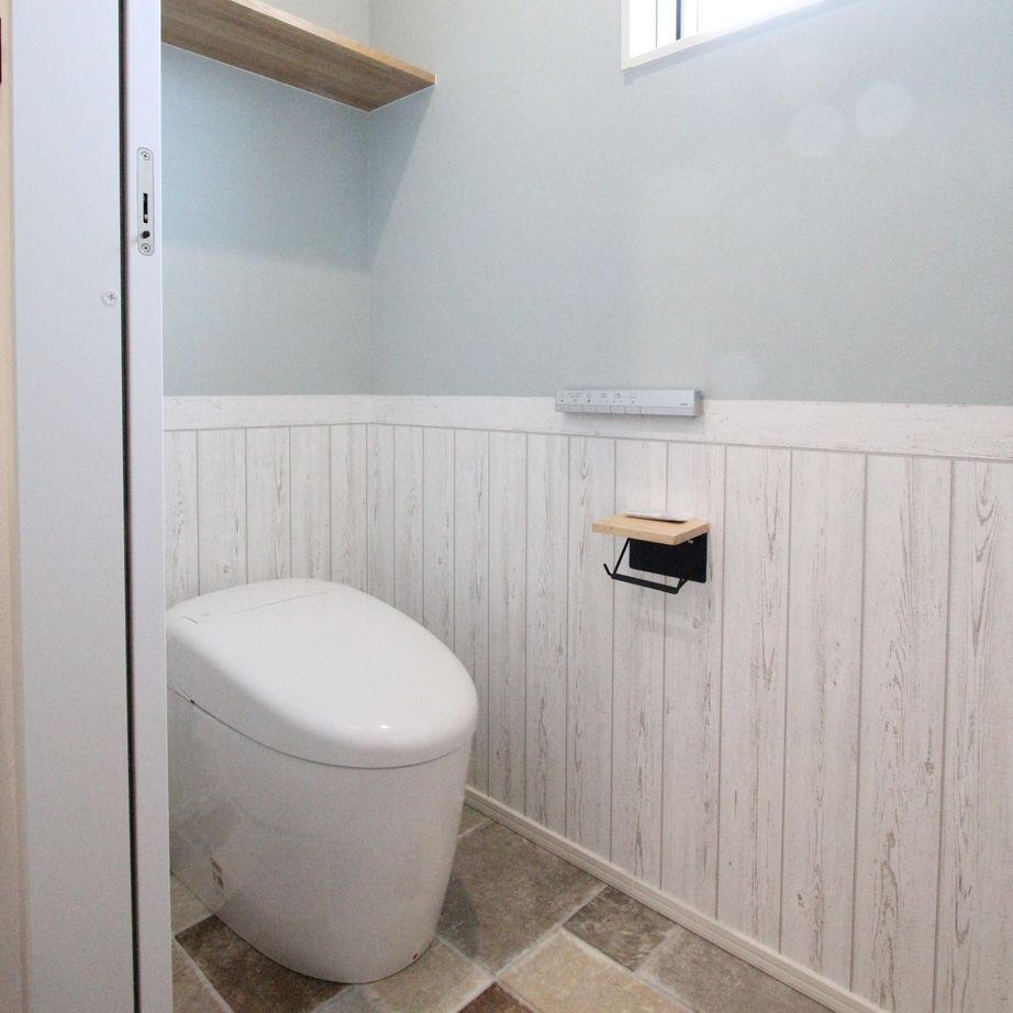 デキノヤホーム 【氷見市/4LDK/36.4坪/吹抜け/間取り図あり】吹抜けで大きな窓から光が差し込む明るい家の建築実例画像7