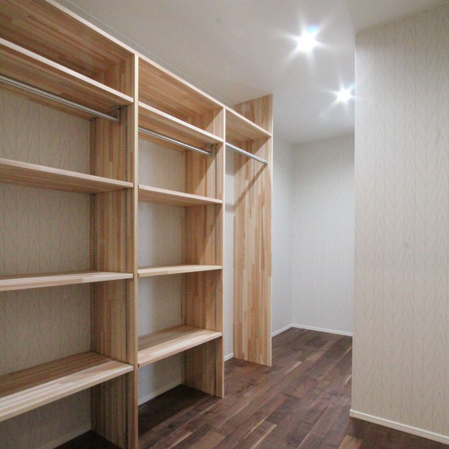 デキノヤホーム 【氷見市/4LDK/36.4坪/吹抜け/間取り図あり】吹抜けで大きな窓から光が差し込む明るい家の建築実例画像9