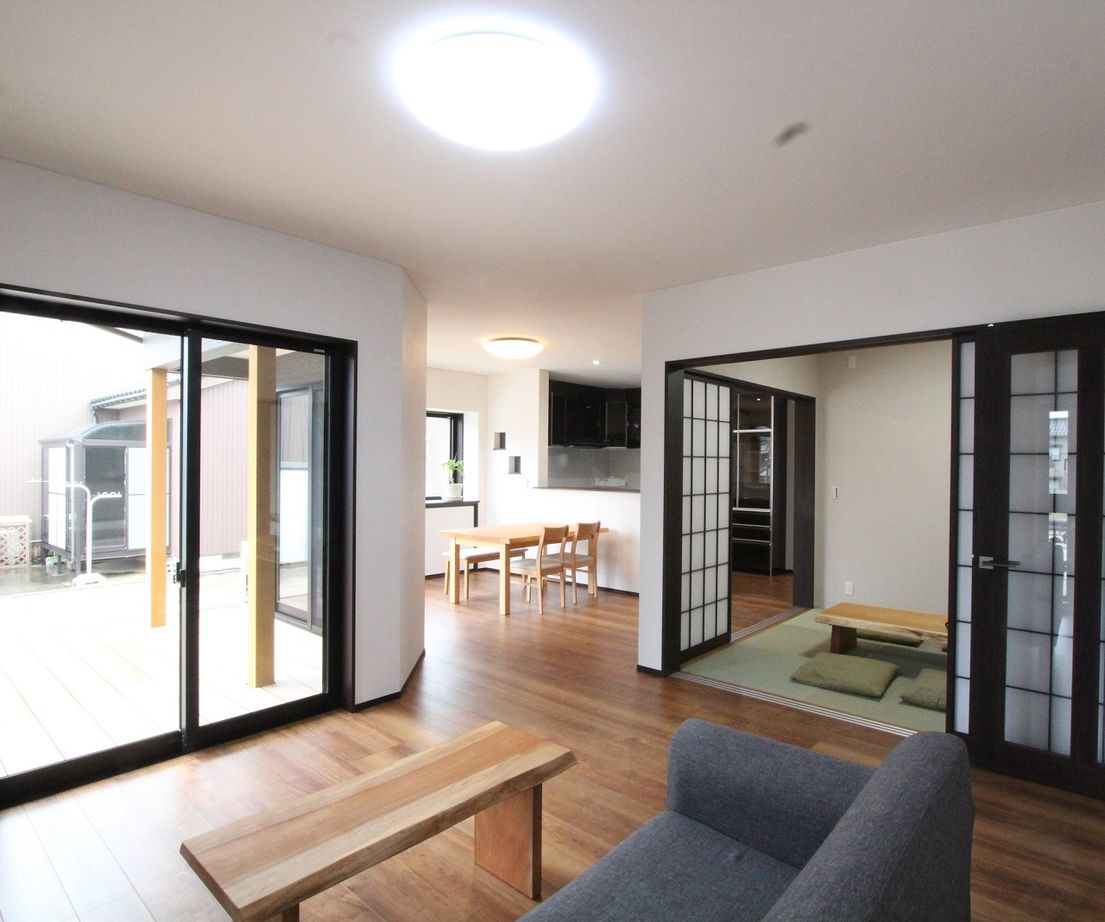 デキノヤホーム 【3,000万円台後半/射水市/56.1坪/4LDK】　テラスが2つある和モダンな家の建築実例画像5